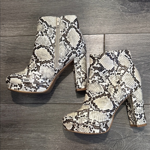 Dream Pairs Black and White Snakeskin Ankle Boots - Picture 1 of 6